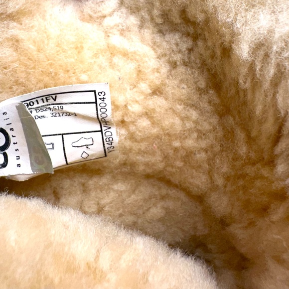 UGG Boots with Metal Decal Size 6 - Picture 8 of 9